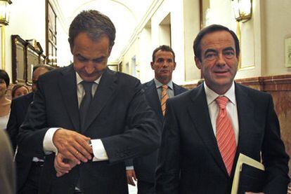 José Luis Rodríguez Zapatero, a la izquierda, y José Bono, en un pasillo del Congreso.