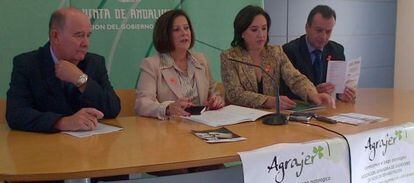 La consejera, María José Sanchez, con representantes de Fajer esta mañana en Granada.