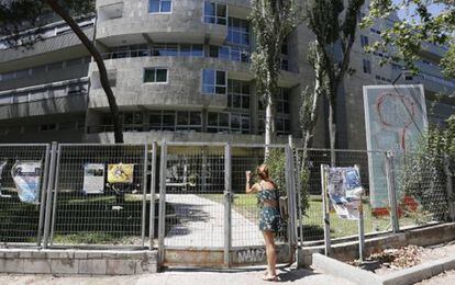 Imagen del cierre del Colegio Mayor San Juan Evangelista por parte de Unicaja.
