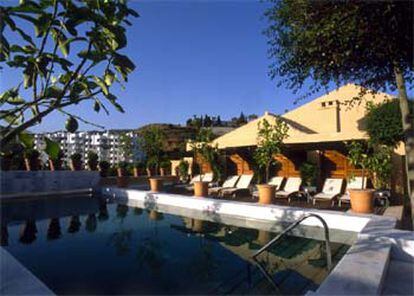 Piscina del hotel Rio Real Golf, en Marbella, cuyo proyecto de interiorismo es obra de Pascua Ortega.