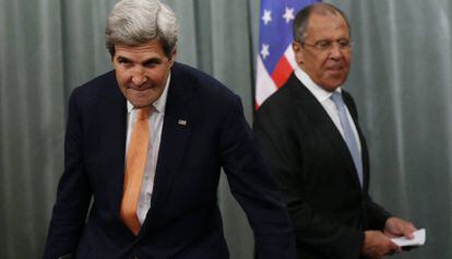 Sergei Lavrov, a la derecha, junto a John Kerry en la rueda de prensa que han ofrecido este viernes en Mosc&uacute;.