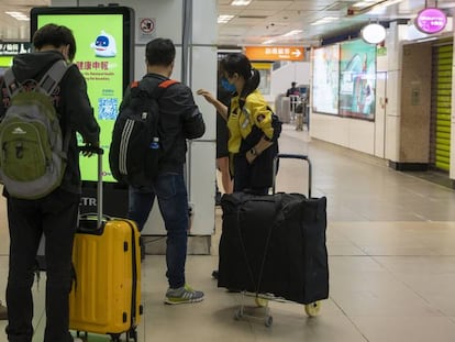 Viajeros en el aeropuerto de Hong Kong, este lunes. 