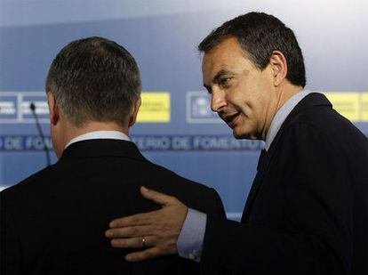 José Blanco y José Luis Rodríguez Zapatero hablan tras la presentación del plan de infraestructuras del Gobierno.