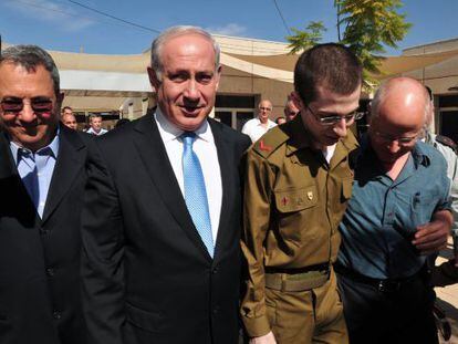 El primer ministro Benjam&iacute;n Netanyahu saluda al soldado Shalit. 