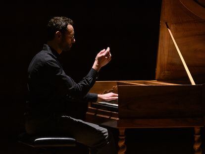 Bach en la penumbra: Benjamin Alard interpreta las 'Variaciones Goldberg' en la Sala de Cámara del Auditorio Nacional.