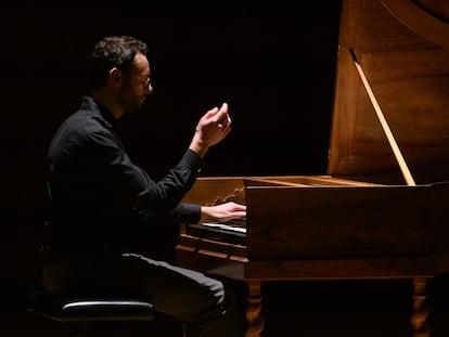 Bach en la penumbra: Benjamin Alard interpreta las 'Variaciones Goldberg' en la Sala de Cámara del Auditorio Nacional.