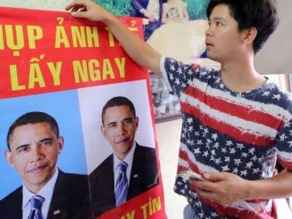 Cartel con la foto de Obama en un negocio en Vietnam durante su visita al pa&iacute;s.