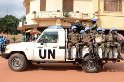 Cascos azules patrullan en Bangui, en 2014.