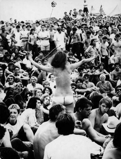 Una joven canta desnuda en Woodstock en 1969.