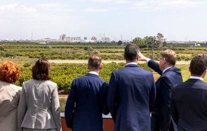 El presidente valenciano, Ximo Puig, muestra a la ministra Reyes Maroto, al presidente de Volkswagen, Herbert Diess, y al presidente del Gobierno, Pedro Sánchez, los terrenos saguntinos de la gigafactoría. 