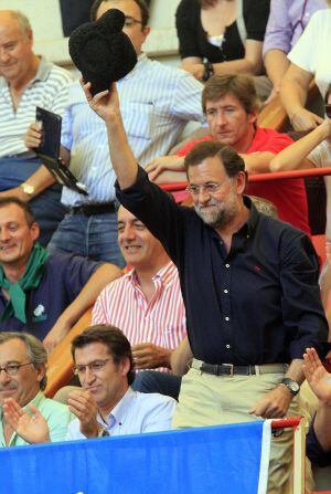 Rajoy, en la plaza de toros de Pontevedra en agosto de 2011. Una foto que algunos en el PP quieren evitar que se repita este año.