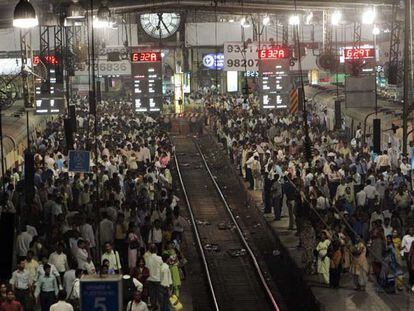 La estación Chhatrapati Shivaji de Bombay vuelve a la normalidad tras los ataques terroristas de la pasada semana.