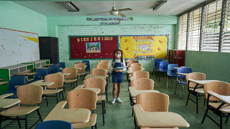 Una estudiante en una clase vacía de Panamá.