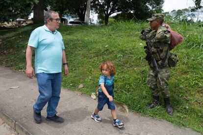 Rodrigo Londoño, Alias Timochenko, camina junto a su hijo por el municipio La Tebaida.