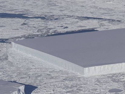 Bloque de hielo rectangular encontrado por la NASA.