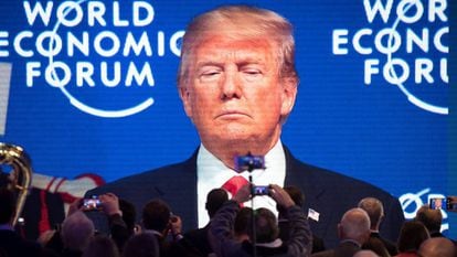 Los asistentes siguen por una pantalla gigante el discurso del presidente de EE UU, Donald Trump, en el Foro Económico Mundial de Davos (Suiza) PHOTO : EFE / VÍDEO: REUTERS-QUALITY