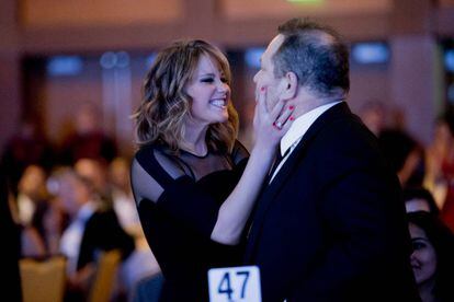 Jennifer Lawrence y Harvey Weinstein, en los premios GLAAD Media Awards, en 2013.