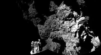&#039;Philae&#039;, posado en el cometa y fotografiado por &#039;Rosetta&#039;.
