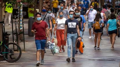 Personas con mascarillas en el centro de Madrid.