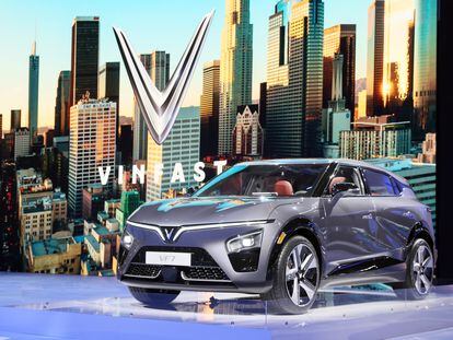 Un coche eléctrico de VinFast en el Salón del Automóvil de Los Angeles 2022.