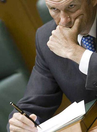 Ibarretxe toma notas durante una sesión del Parlamento vasco, el pasado 9 de mayo.