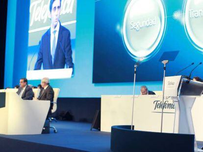 El presidente de Telefónica, José María Álvarez-Pallete (d), durante su intervención ante la junta de accionistas de la multinacional celebrada hoy en Ifema en Madrid.