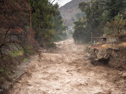 Una vista del río Mapocho desbordado, el 23 de junio en Santiago (Chile).