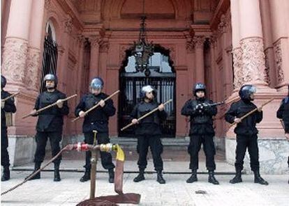 Agentes antidisturbios, ante la Casa Rosada, durante las protestas contra la visita del director fdel FMI, Rodrigo Rato, a Argentina.