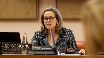La vicepresidenta primera del Gobierno y ministra de Asuntos Económicos, Nadia Calviño, en la Comisión de Asuntos Económicos en el Congreso de los Diputados.