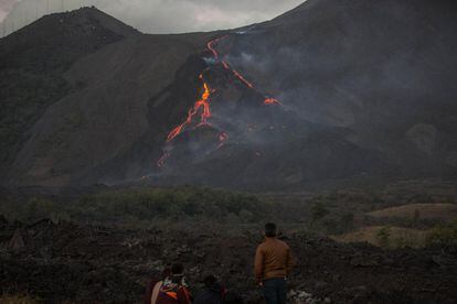 Vista de la actividad del volcán Pacaya desde la aldea El Rodeo, en San Vicente Pacaya (Guatemala).