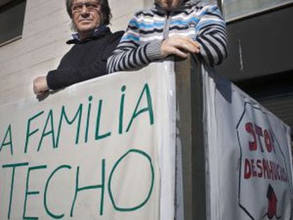 Javier Padilla y Miguel Tauste, en el edificio que ocupan.