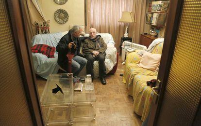 Patxi Zubiaurre conversa con un miembro de Stop Desahucios en la vivienda de la que va a ser desahuciado.