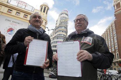 Desde la izquierda: los secretarios generales de UGT, Pepe Álvarez, y CC OO, Ignacio Fernández Toxo, recogiendo firmas hace dos semanas en Madrid