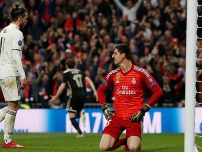 Courtois, de rodillas, tras el cuarto gol del Ajax. En vídeo, las declaraciones de Solari, entrenador del Real Madrid, y de Kroos, jugador del Real Madrid, tras el partido.