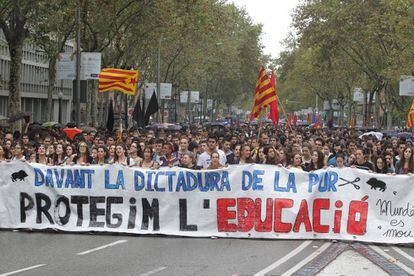 Cabecera de una manifestacion estudiantil en Barcelona contra los recortes en educaci&oacute;n el pasado diciembre