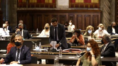 El teniente de alcalde de Seguridad del Ayuntamiento de Barcelona, Albert Batlle, durante el pleno sobre la gestión de los botellones.