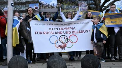 Protesta en Essen (Alemania) el pasado día 22 durante una visita del presidente del COI Thomas Bach, contra la vuelta a las competiciones de esgrima de los atletas rusos y bielorrusos.