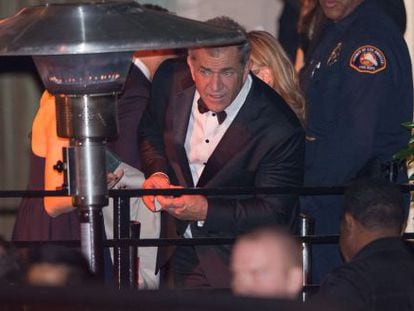 Mel Gibson junto a su pareja (tras la estufa) en la fiesta posterior a los Globos de Oro. 