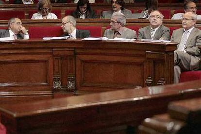 Joaquim Nadal, Antoni Castells, Joan Saura, Josep Lluís Carod y el presidente de la Generalitat, José Montilla (derecha), en el Parlamento.