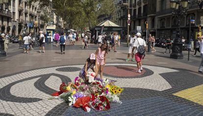 Flors dipositades al mosaic de Joan Miró de la Rambla aquest dijous.