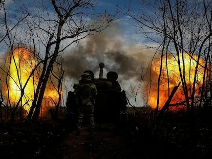 Soldados ucranios disparan hacia posiciones rusas en el frente de la región de Donetsk, el 30 de noviembre.