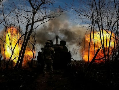 Soldados ucranios disparan hacia posiciones rusas en el frente de la región de Donetsk, el 30 de noviembre.