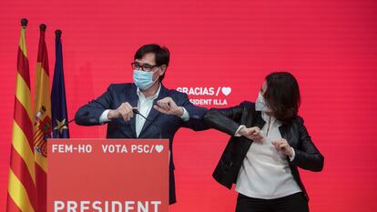 El candidato del PSC, Salvador Illa, celebra la victoria con el resto de su partido. En la imagen, con su compañera de candidatura Eva Granados.