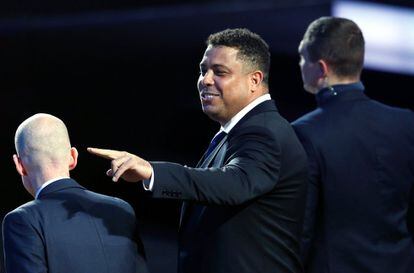 El exfutbolista brasileño Ronaldo llega al sorteo del Mundial de Rusia 2018.