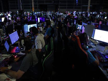 Miles de jugadores de consolas y ordenador participan este fin de semana en la décima edición de DreanHack Valencia tras dos años de paréntesis por la pandemia.