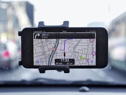Un teléfono con la aplicación móvil de GPS Waze, creada hace un decenio en Israel.