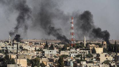Columnas de humo en la ciudad siria de Ras al-Ein, tras un bombardeo turco.