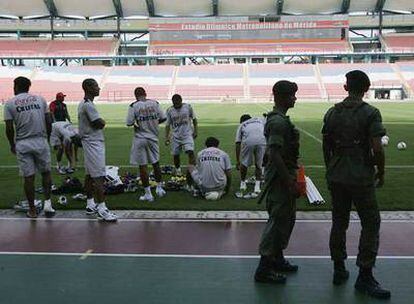 Soldados venezolanos vigilan en el estadio de Mérida mientras los jugadores peruanos se disponen a entrenarse.