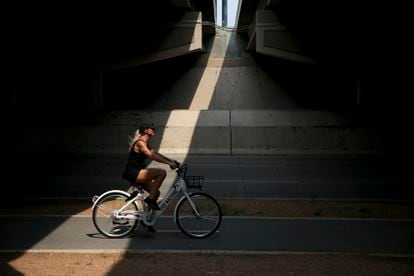 Una ciclista, en un paso subterráneo de la población en Tulsa.