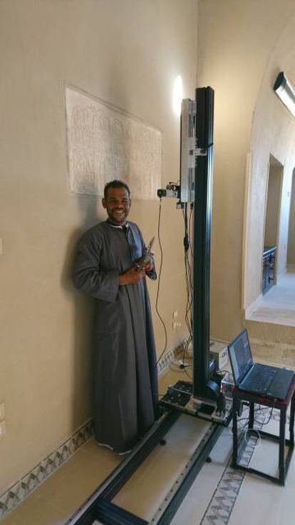 Un técnico egipcio junto a un escáner, en la casa Stoppelaëre